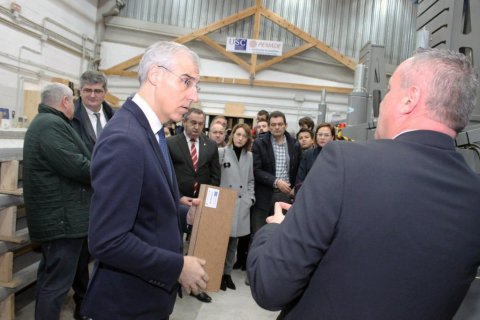 Visita de la Consellería de Industria y la Agencia de la Industria Forestal a Pemade